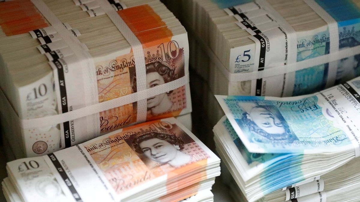 Britští poslanci navrhují dát 500 liber všem mladým